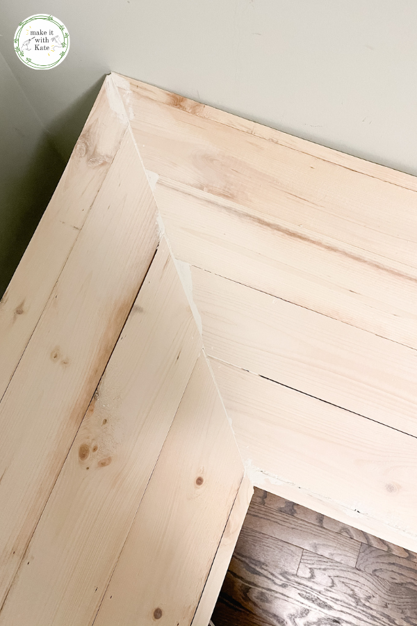 This DIY mudroom bench is a corner bench with open cubby storage below. Use this basic design for any size or length bench. #mudroomdesign #diywoodworking #diybuildingprojects #homedesign #interiordesign #buildingplans